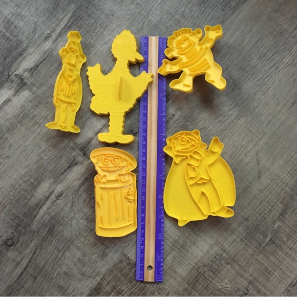 Cookie Cutter Set of 5, The Count, Oscar the Grouch, Ernie, Bert, Big Bird - Picture 8 of 8